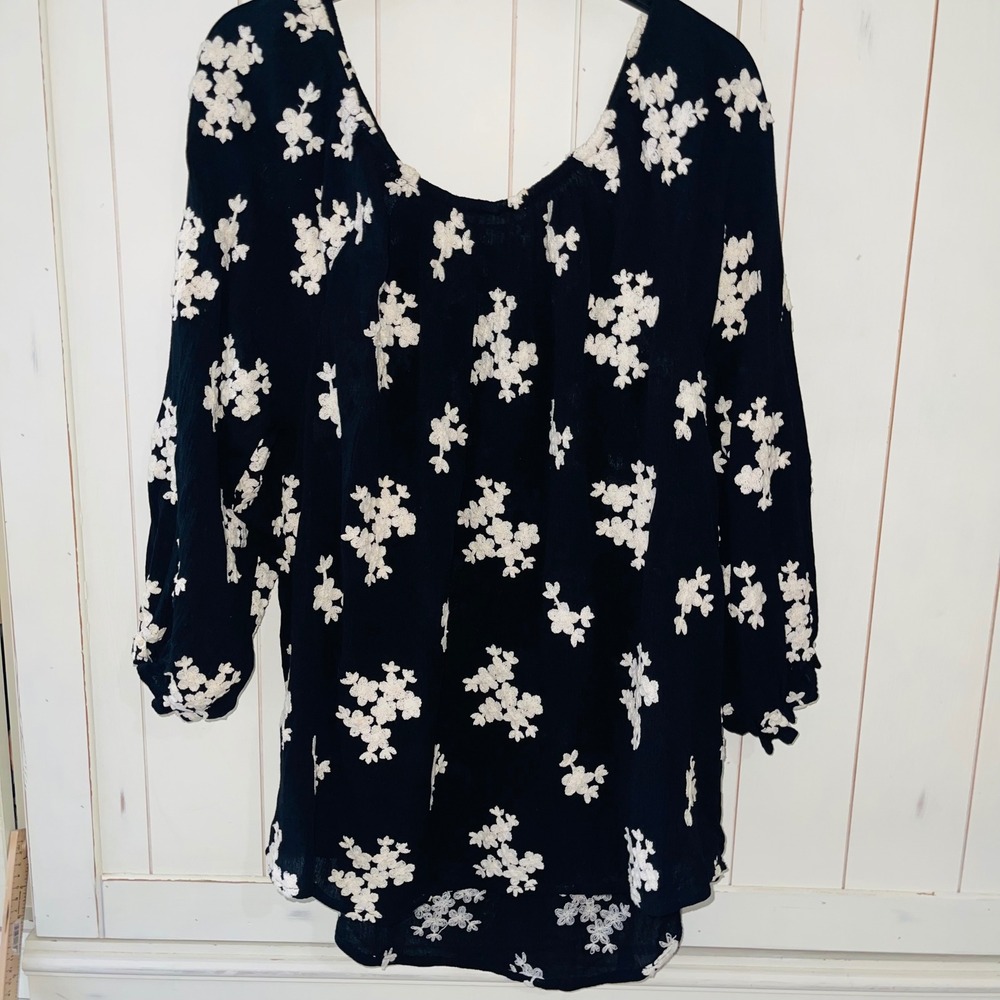 Soft Surroundings 2AQ27 Embroidered Floral Tunic Top Black White Rayon Womens M